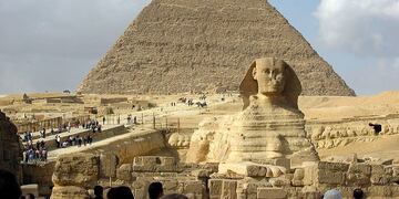 Pirámide de Kefrén y la Gran Esfinge de Guiza, cerca de El Cairo. Luxor, donde se descubrió la "ciudad dorada", está a 600 kilómetros. (Foto: Wikipedia)