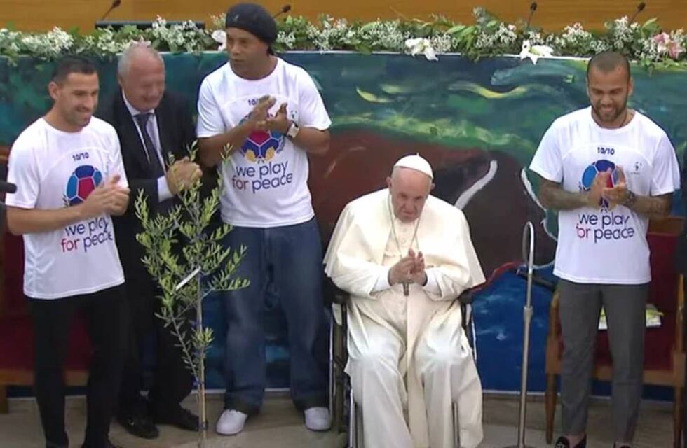 Maxi Rodríguez, Ronaldinho, Dani Alves y el Papa Francisco se juntaron para un evento solidario