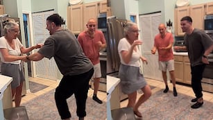Un turista yankee le enseñó a bailar cuarteto a sus padres.
