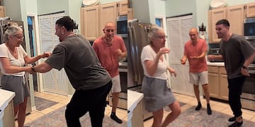 Un turista yankee le enseñó a bailar cuarteto a sus padres.