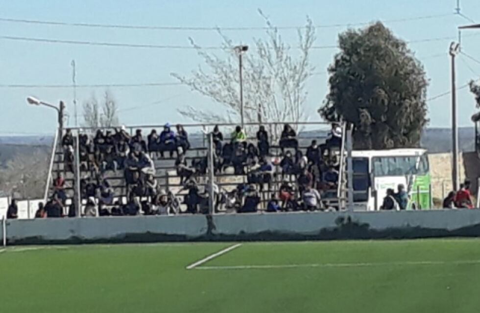 Denunciaron a un neuquino por tratar de “negro boliviano” a un menor de edad que jugaba un partido de fútbol infantil