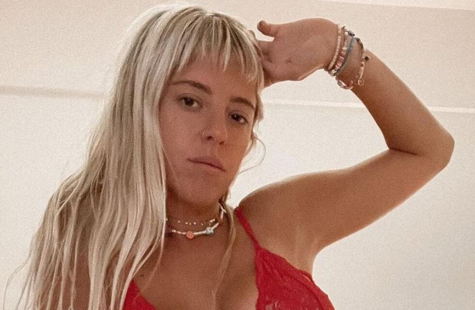 Nati Jota se despidió de México con un short de jean, crop top negro y un oso de peluche