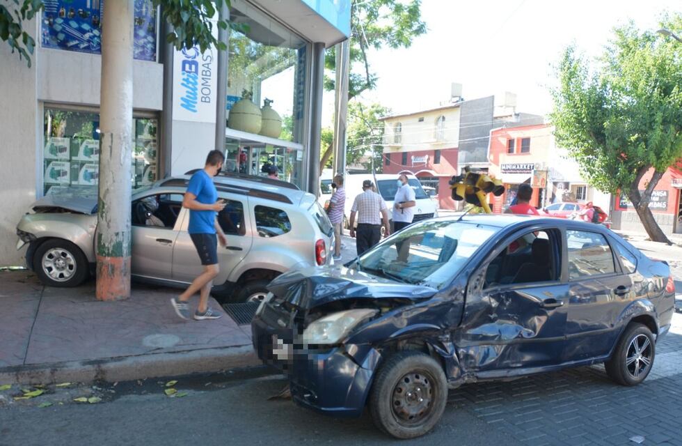 Fuerte accidente: dos vehículos colisionaron en una transitada esquina de Guaymallén