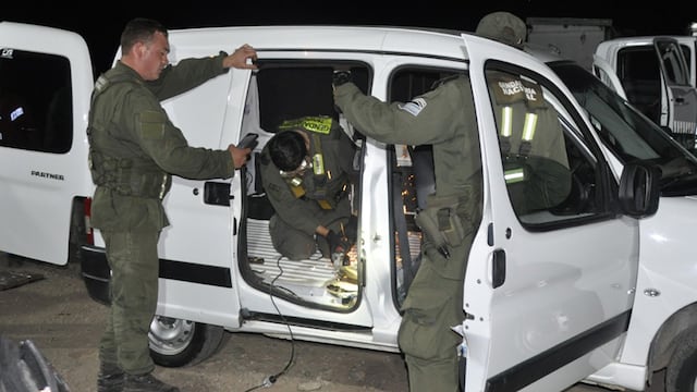 Una inspección exhaustiva del vehículo permitió hallar más de cien kilos de droga en un compartimiento oculto. Por la maniobra, el conductor fue condenado a siete años de prisión.