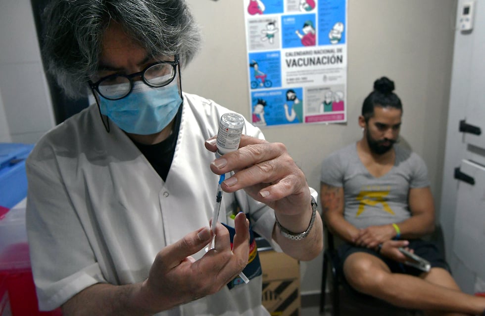 Aumento de casos de COVID en Mendoza: dónde hacerse el test y vacunarse de manera gratuita