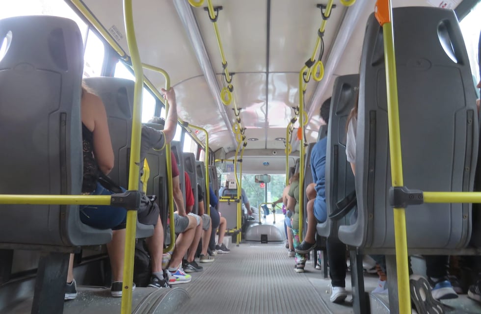 Una jubilada en silla de ruedas se arrastró para subir a un colectivo en Córdoba y estalló la polémica