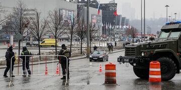 Policías rusos en las cercanías al edificio quemado donde se llevó a cabo el ataque.