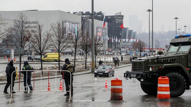 Policías rusos en las cercanías al edificio quemado donde se llevó a cabo el ataque.