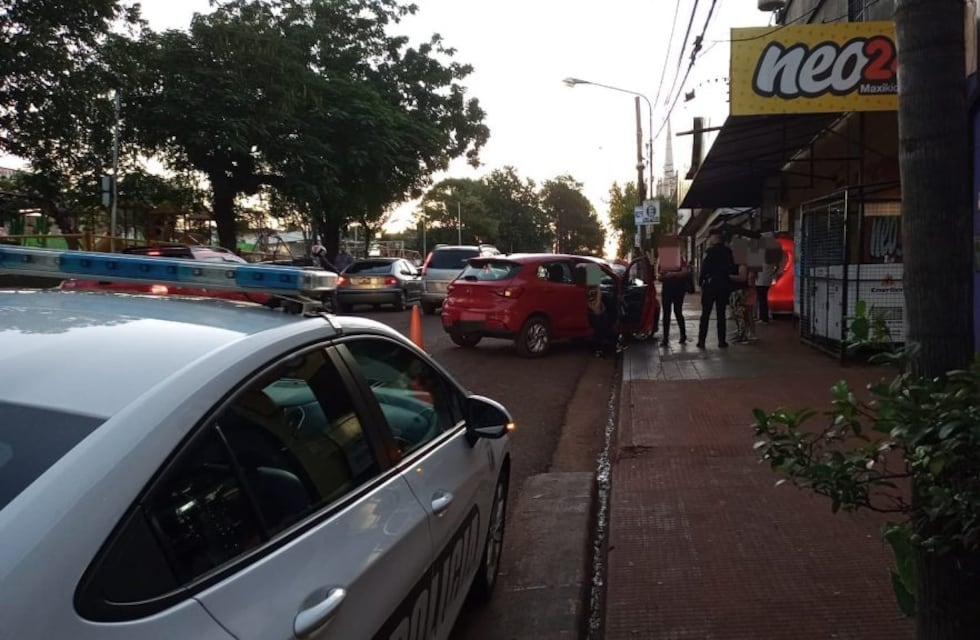 Insólito: remisera perdió el control de su automóvil y terminó sobre la vereda