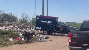 El traslado forense de los bomberos, llevando el cuerpo