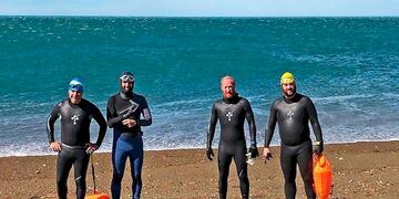 Los cuatro nadadores realizaron la travesía el pasado 4 de abril por el Rio Santa Cruz.