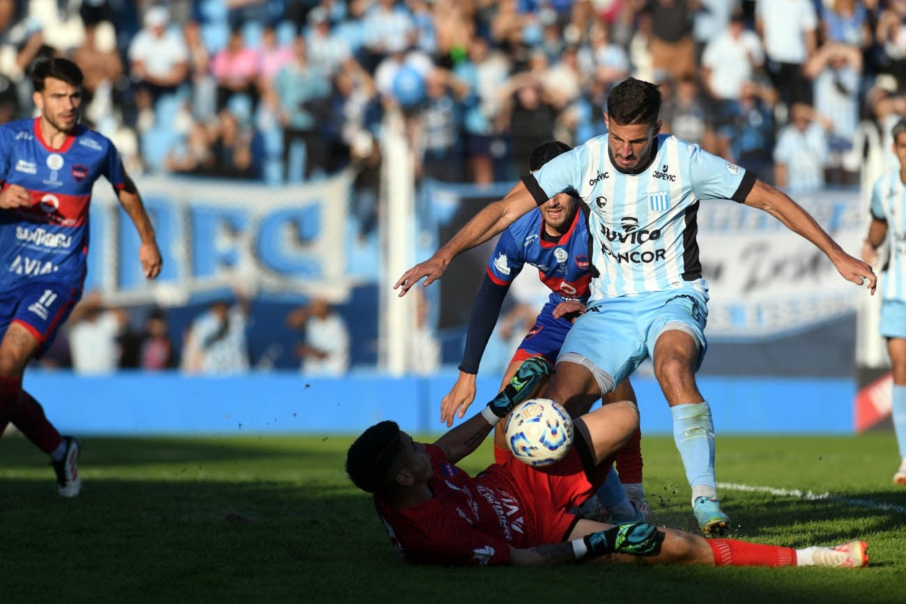 Pablo Chavarría hizo un gol en el empate 2-2 de Racing ante Güemes, por la Primera Nacional. (Ramiro Pereyra / La Voz)