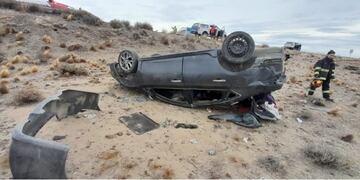 Una familia de Ushuaia volcó al reventarse la rueda de un auto