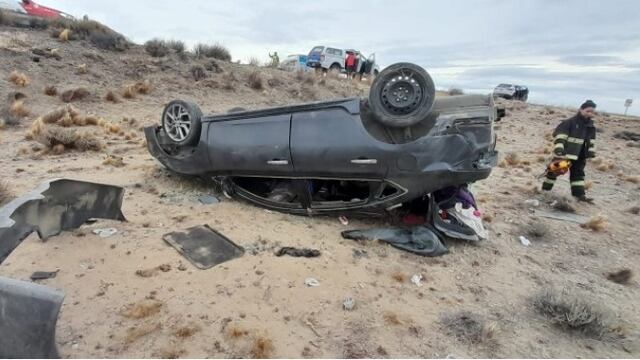 Una familia de Ushuaia volcó al reventarse la rueda de un auto
