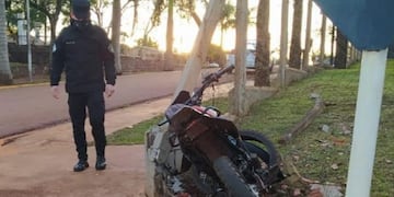 Impactó contra un cerco perimetral y falleció, su acompañante se encuentra grave