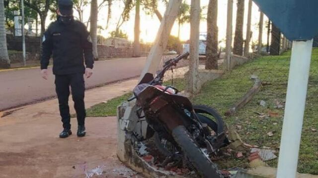 Impactó contra un cerco perimetral y falleció, su acompañante se encuentra grave
