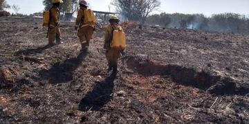 Las autoridades afirman que se mantienen algunos focos de incendio activos en la provincia.