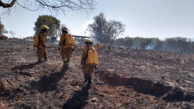 Las autoridades afirman que se mantienen algunos focos de incendio activos en la provincia.