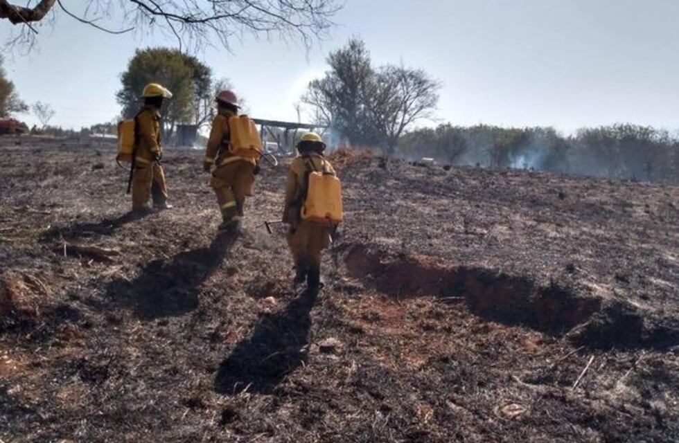 Las autoridades afirman que se mantienen algunos focos de incendio activos en la provincia