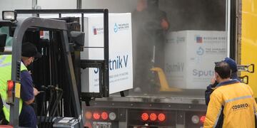 Llegaron más de 350 mil dosis de vacunas Sputnik V al país y fueron recibidas por la ministra de Salud, Carla Vizzotti.