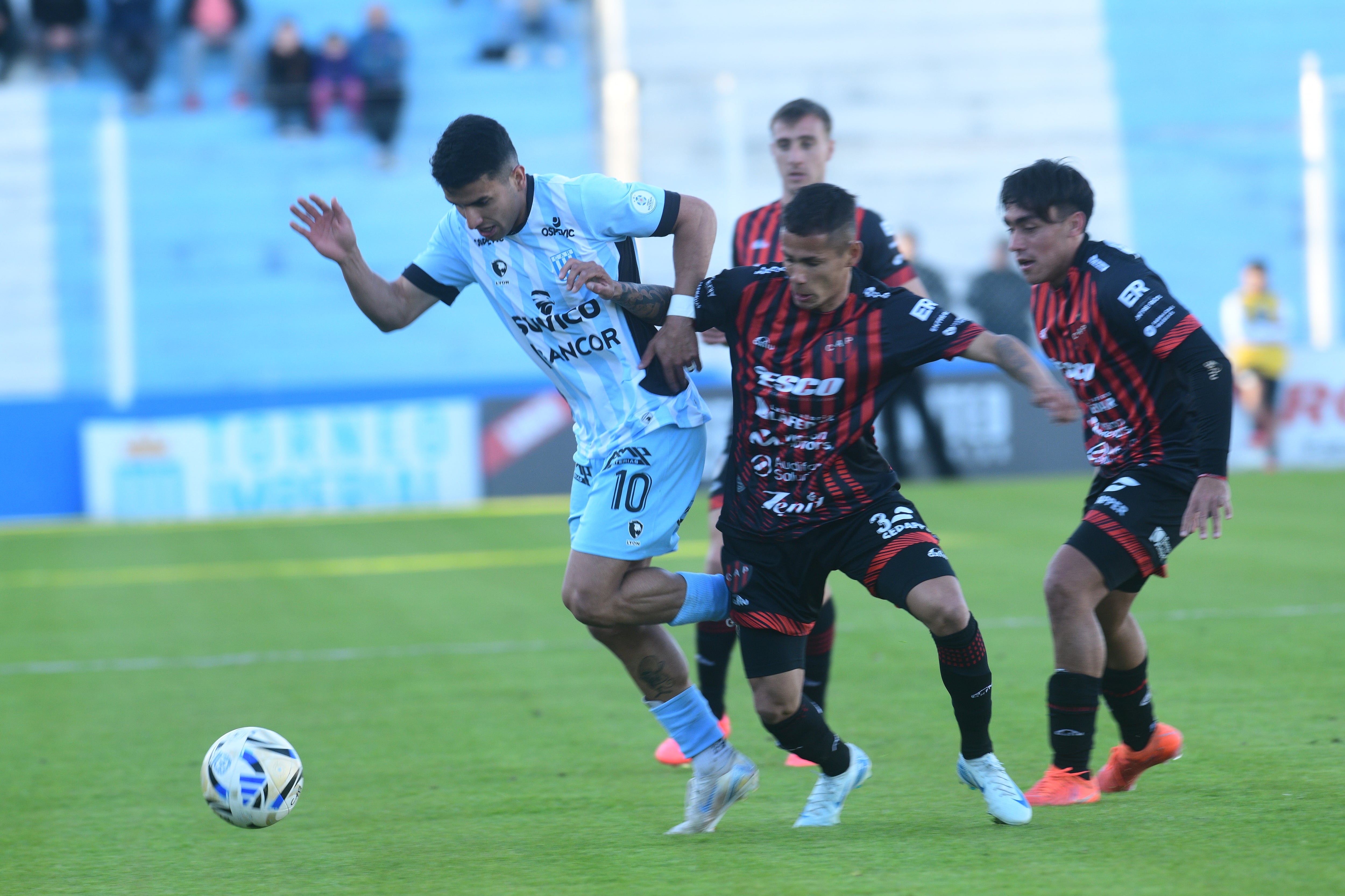 Racing recibió a Patronato por la Primera Nacional en el estadio Miguel Sancho de Nueva Italia. (Ramiro Pereyra / La Voz)