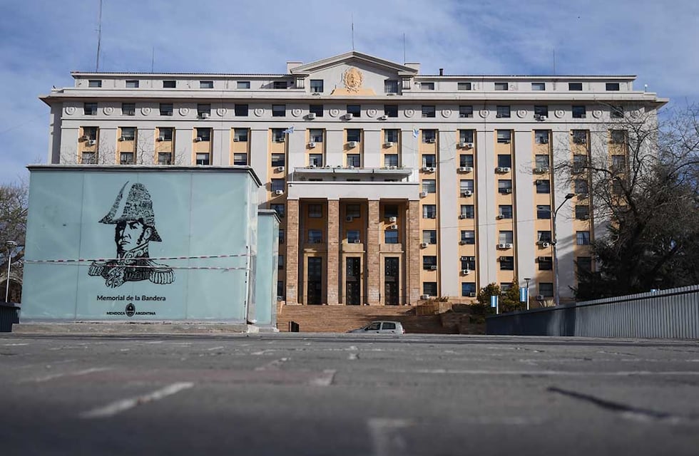 Rodolfo Suárez otorgó asueto a los empleados públicos por las Fiestas