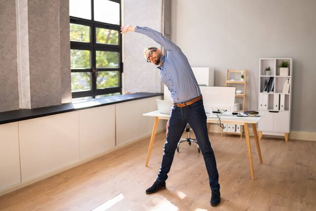 La postura savasana en meditación es la aliada silenciosa contra el dolor de espalda y la fatiga diaria.