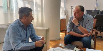 Pablo Garate y el Subsecretario Recursos Hídricos, Néstor Álvarez.