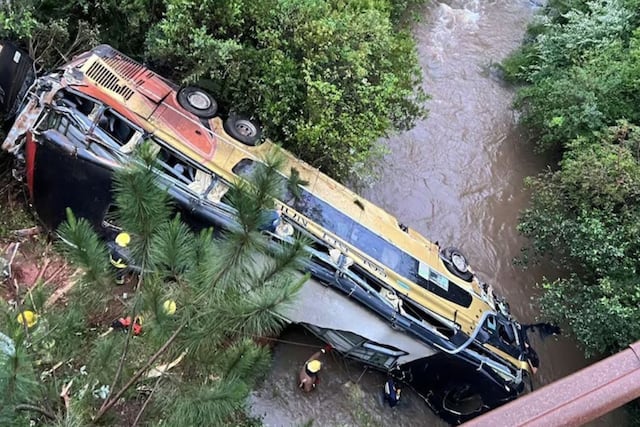 Tragedia en Misiones: un micro chocó contra un auto, cayó desde un puente y hay al menos ocho personas muertas