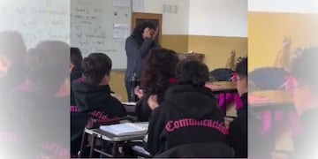 El emocionante gesto de un grupo de alumnos con una profesora que marcó un antes y un después en su vida.