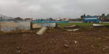 El estadio Gustavo Novoa del club San Francisco sufrió la caída del paredón de calle Indiada.