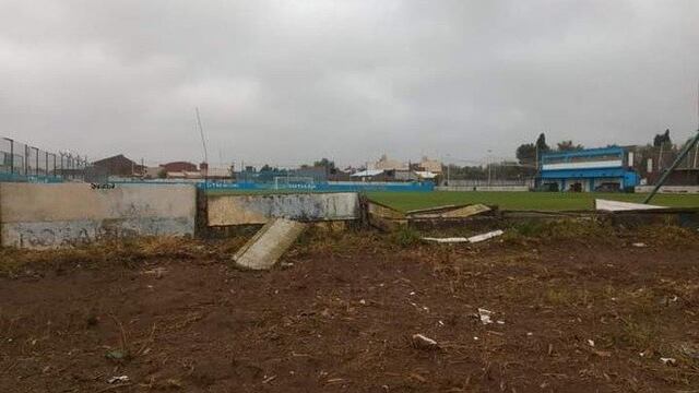 El estadio Gustavo Novoa del club San Francisco sufrió la caída del paredón de calle Indiada.