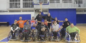 Con el puntaltense Leo Sarraúa, (en la fila trasera, el que tiene camiseta de Rosario Puerto Belgrano), DUBa mantuvo su invicto en básquet adaptado.