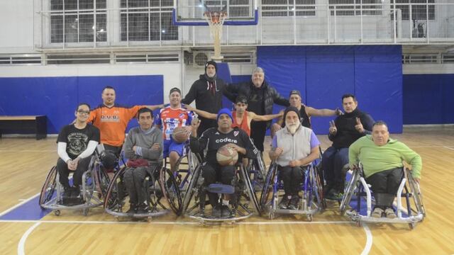 Con el puntaltense Leo Sarraúa, (en la fila trasera, el que tiene camiseta de Rosario Puerto Belgrano), DUBa mantuvo su invicto en básquet adaptado.