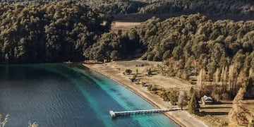 Una playa en la Patagonia que se destaca por su belleza natural.