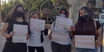 Adolescentes marchando por la implementación de la ESI