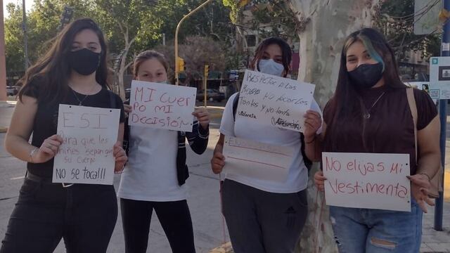 Adolescentes marchando por la implementación de la ESI
