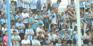 Los hinchas de Racing deberán esperar una semana más. Con una victoria, se aseguran jugar la final por el primer ascenso (Foto: Javier Ferreyra).