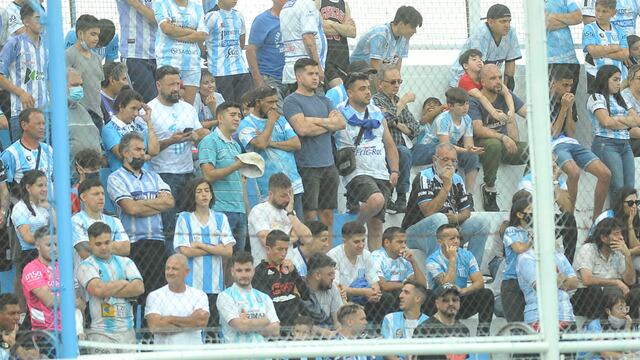 Los hinchas de Racing deberán esperar una semana más. Con una victoria, se aseguran jugar la final por el primer ascenso (Foto: Javier Ferreyra).