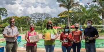 Turismo: entregan libros de autores misioneros para alojamientos en Oberá