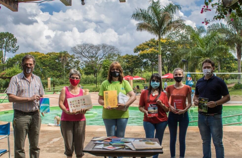 Turismo: entregan libros de autores misioneros para alojamientos en Oberá