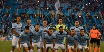 Diego Novaretti, primero desde la izquierda, no pudo terminar el partido con Belgrano (La Voz).