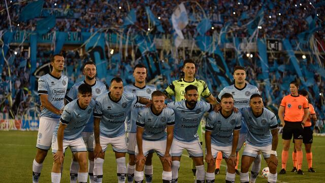 Diego Novaretti, primero desde la izquierda, no pudo terminar el partido con Belgrano (La Voz).