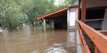 El agua superó los niveles habituales y provocó la evacuación de familias.