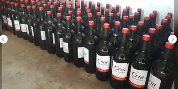 Un usuario publicó a través de Marketplace los vinos que recuperó del camión volcado. (El Puntal)