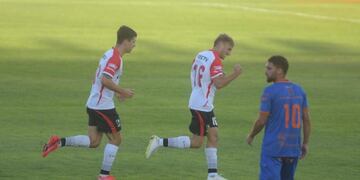 Joaquín Mate (el 16 en la espalda), sufrió la lesión maldita para los futbolistas. Baja en Instituto (Federico López Claro / La Voz).