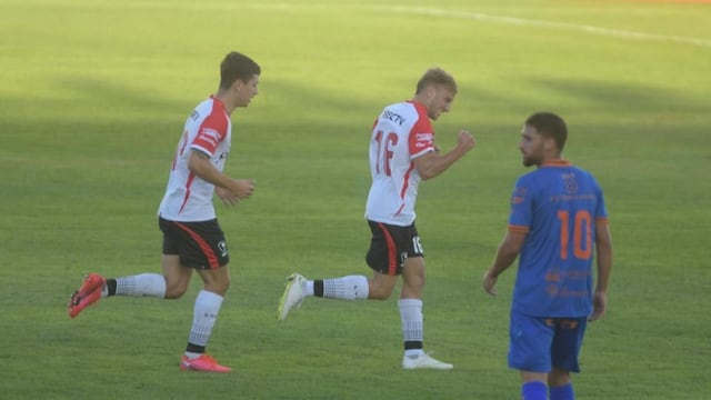 Joaquín Mate (el 16 en la espalda), sufrió la lesión maldita para los futbolistas. Baja en Instituto (Federico López Claro / La Voz).