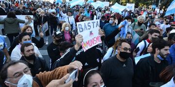 Comerciantes y sectores afectados por las restricciones marcharon en Córdoba.