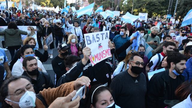 Comerciantes y sectores afectados por las restricciones marcharon en Córdoba.