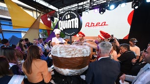 Así fue el corte del alfajor de 400 kilos en La Falda, Córdoba.